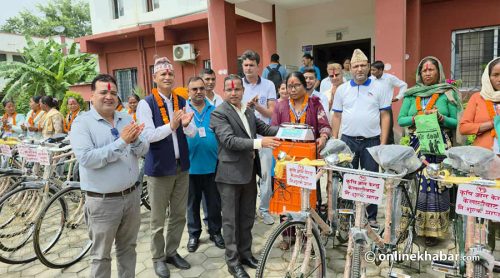धनगढीमा घरघर पुगेर तरकारी बिक्री गर्ने किसान सम्मानित, साइकल र तराजु उपहार