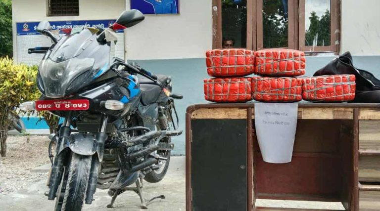 सर्लाहीबाट २५ किलो गाँजासहित एक युवक पक्राउ