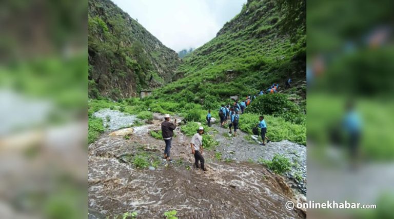 खाेलाको सतह बढेपछि हुम्लाको सर्केगाडमा बालबालिकालाई विद्यालय आउजाउमा समस्या