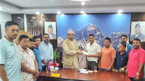बागमतीका मुख्यमन्त्री बानियाँले विपन्न मिठुमायाको घर बनाइदिने