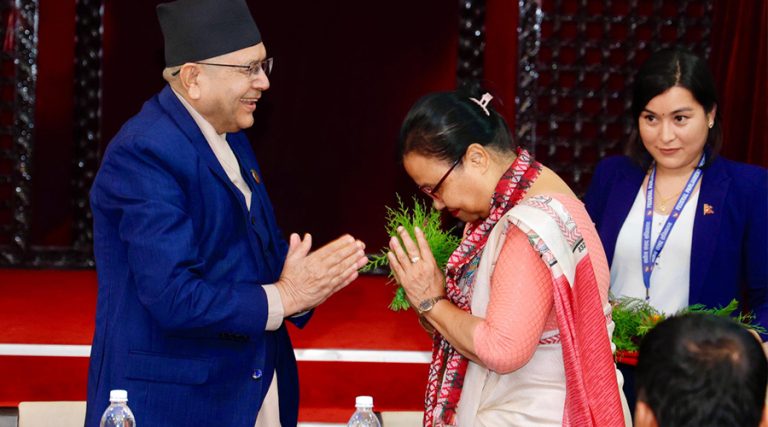 राज्य व्यवस्था तथा सुशासन समिति सभापति न्यौपानेद्वारा शपथ ग्रहण