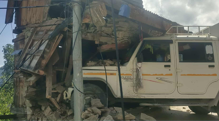 हुम्लामा ब्रेक फेल भएर घरभित्रै छिर्‍यो जीप