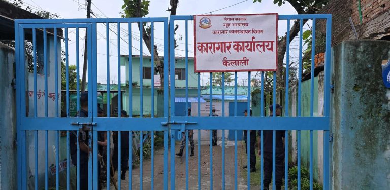 कैलाली कारागार तनाव : गृहमन्त्रीले बोलाए सुरक्षा निकायका प्रमुख