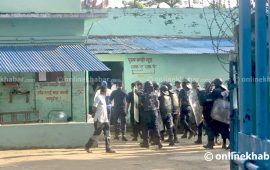 कैदीबन्दीको नियन्त्रणमा रहेको कैलाली कारागारमा हतियारसहितका सुरक्षाकर्मीको प्रवेश