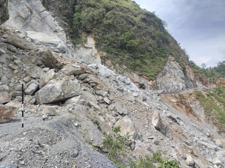 एक महिनामा गुल्मीमा ५ सडक ३८ पटक अवरुद्ध