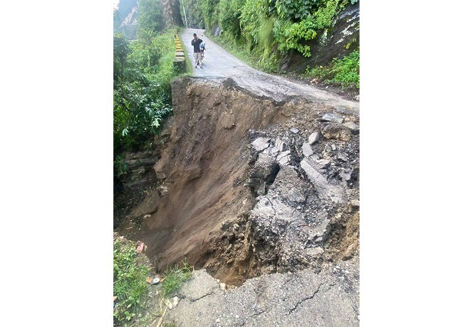 सडक भासिएपछि कर्णाली राजमार्ग अवरुद्ध