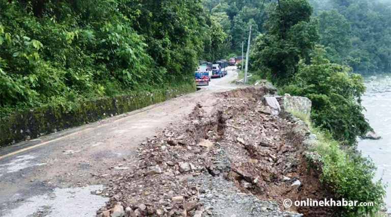सडक भासिएर अवरुद्ध खिम्ती-मन्थली खण्ड एकतर्फी सञ्चालनमा