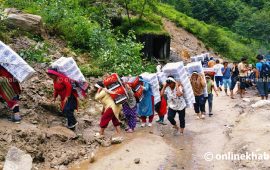 ८ दिनदेखि कोदारी सडकखण्ड अवरुद्ध : कुहिन थालेपछि बोकाएरै सामान तार्दै व्यवसायी