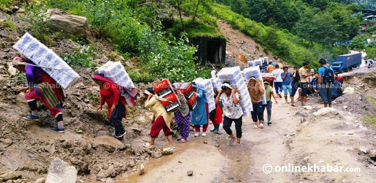 ८ दिनदेखि कोदारी सडकखण्ड अवरुद्ध : कुहिन थालेपछि बोकाएरै सामान तार्दै व्यवसायी