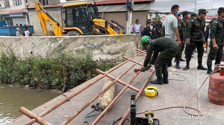 कालीमाटी-बल्खु सडकका अवैध संरचनामा महानगरले चलायो डोजर (तस्वीरहरू)