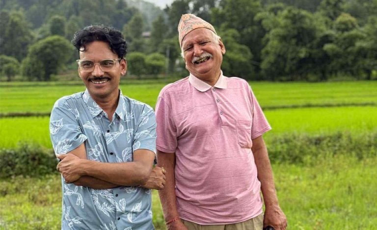 हरेक फिल्म रिलिजअघि पिताको आशीर्वाद थाप्न गाउँ जान्छन् माग्ने बुढा