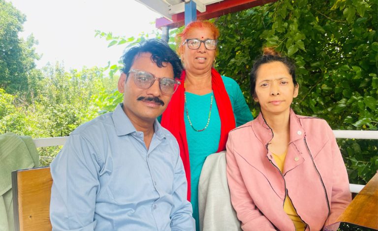 अस्पताल पुगेर माग्ने बुढाले प्रदान गरे आर्थिक सहयोग