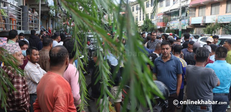 रविलाई ल्याउने भएपछि नख्खु कारागारमा जम्मा हुन थाले समर्थक (तस्वीर)