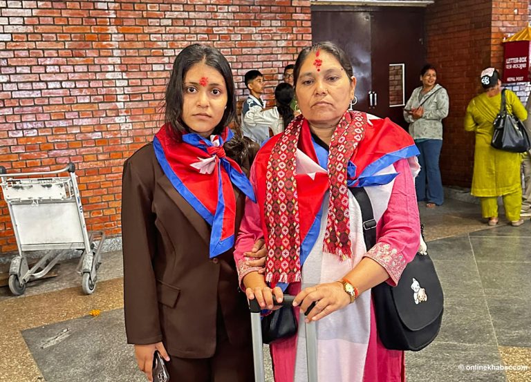विपिनको खोजीका लागि इजरायल जान विमानस्थल पुगे आमा र बहिनी