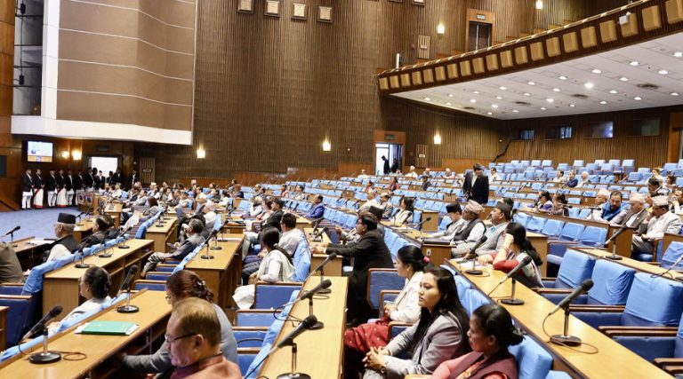 उखु किसान र कवाड व्यवसायीलाई देखाएर सांसदहरू भने- हाम्रो बेइज्जत भयो