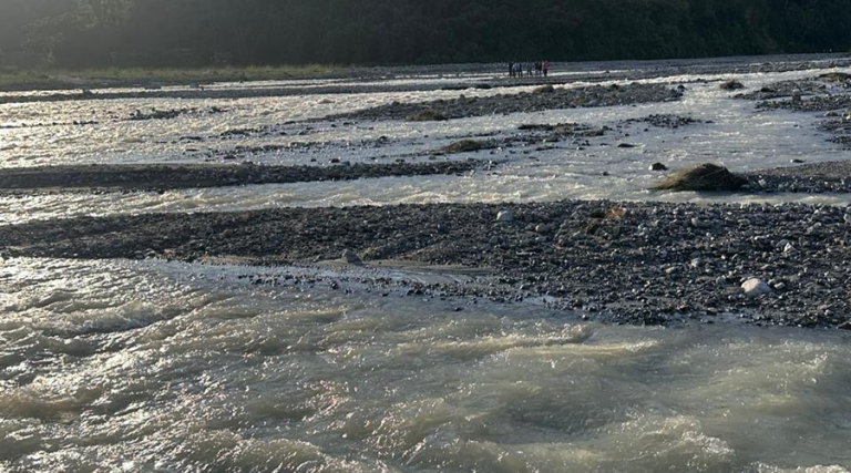 सँगै खोला तर्दै गरेका बुद्धवीर र च्याङ्बालाई एक्कासि आएको बाढीले बगायो