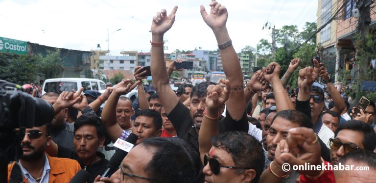 नख्खु कारागार अगाडि रविको पक्षमा नाराबाजी (तस्वीर)