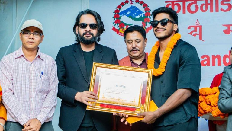 एमएमए फाइटर रवीन्द्र तथा नेपाली खो खो टिमलाई काठमाडौं महानगरको सम्मान