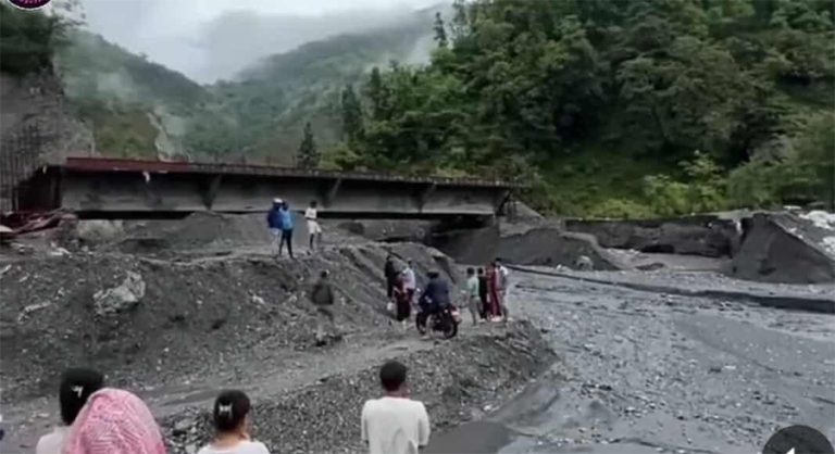 गुल्मीमा डहरेखोलाको पानी बढ्दा सडक अवरुद्ध