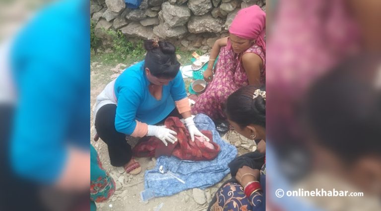 सुत्केरी व्यथाले छट्पटिएकी महिलालाई अनमीको बाटोमै प्रसूति सेवा