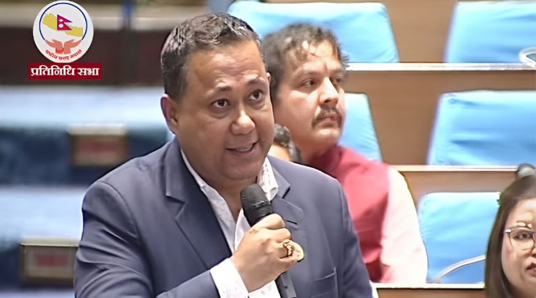 ‘हाउ डेमोक्र्यासिज् डाइ’ पुस्तक पढ्न प्रधानमन्त्रीलाई शिशिर खनालको सुझाव