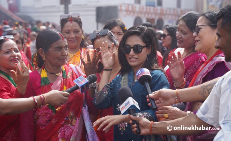 तीजव्रत बसेकी सुरक्षा पशुपतिमा, ‘नत्र भने जिन्दगी व्यर्थ छ’ भन्दै नाचिन्
