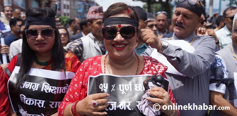 कालोपट्टी बाँधेर निजी विद्यालय सञ्चालकको प्रदर्शन (तस्वीरहरू)