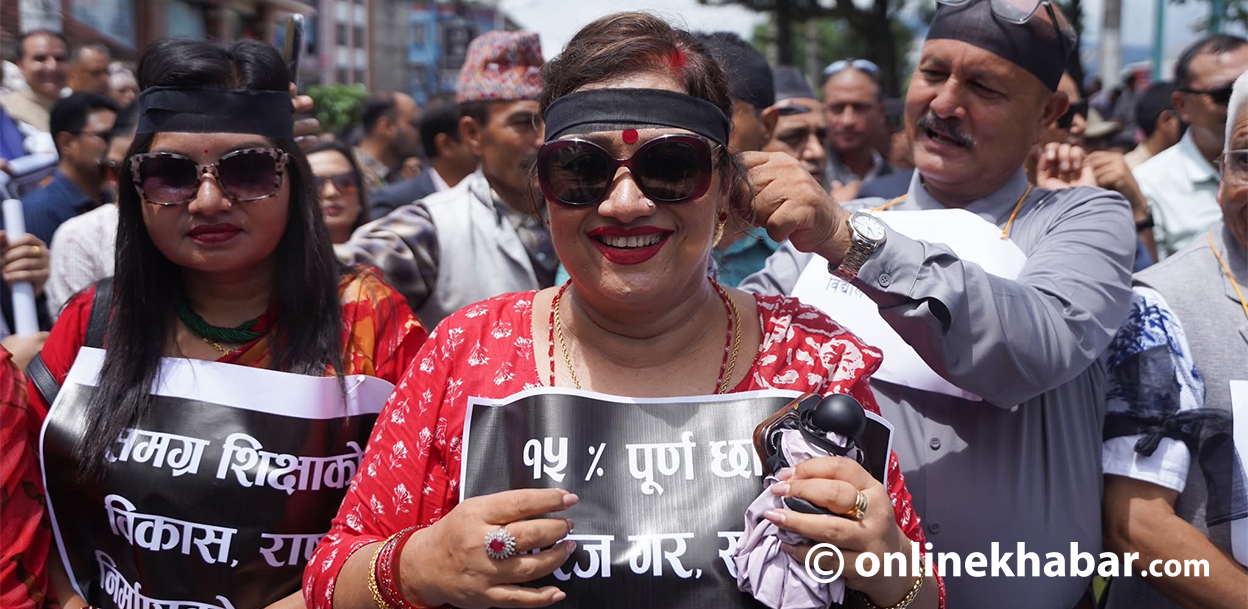 कालोपट्टी बाँधेर निजी विद्यालय सञ्चालकको प्रदर्शन (तस्वीरहरू)