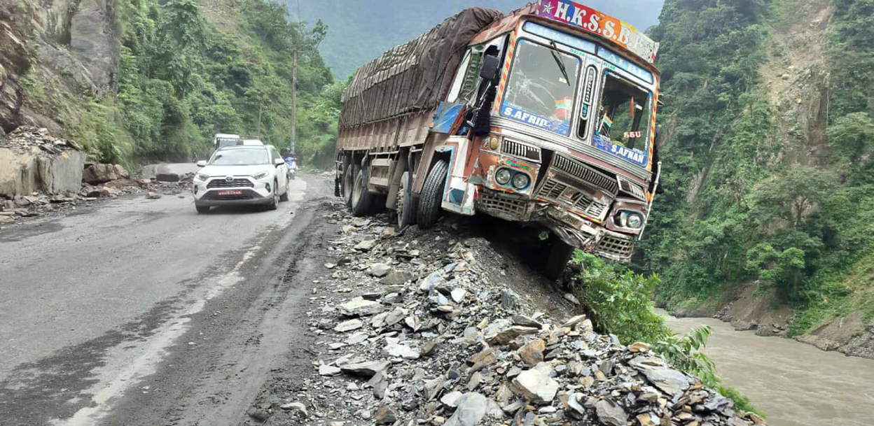 नारायणगढ–मुग्लिन सडकमा गुडिरहेको ट्रकमाथि खस्यो ढुंगा, ३ जना घाइते