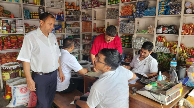 सरकारले किसानलाई बाँड्न पठाएको अनुदानको २ सय बोरा मल व्यापारीको गोदाममा