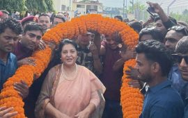 पूर्वराष्ट्रपति भण्डारी मधेशमा, एमाले कार्यकर्ताले गरे विमानस्थलमै ५१ किलोको मालाले स्वागत*