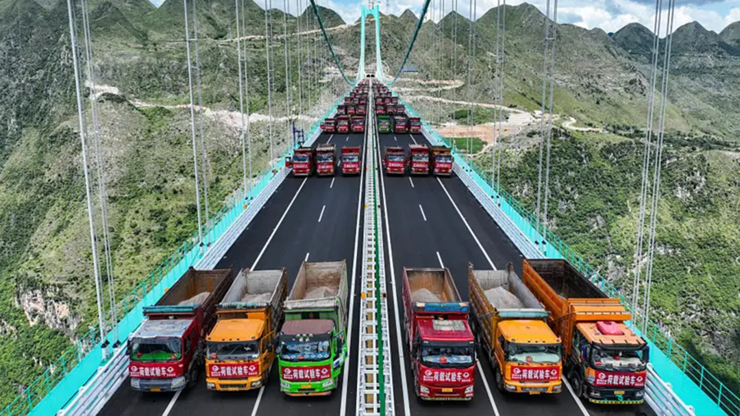 विश्वकै अग्लो चिनियाँ पुलमा ९६ वटा ट्रक गुडाएर परीक्षण