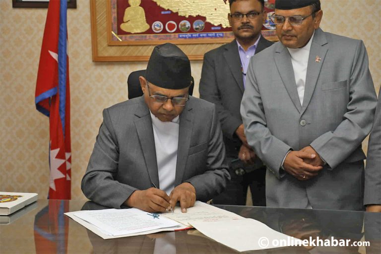 मन्त्री सिन्हाले गरे पदभार ग्रहण (तस्वीरहरू)
