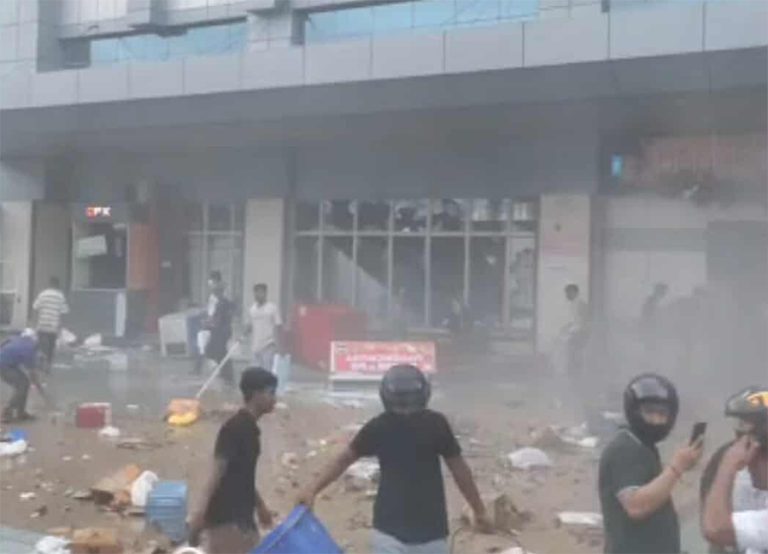 विराटनगरको भाटभटेनीमा तोडफोड