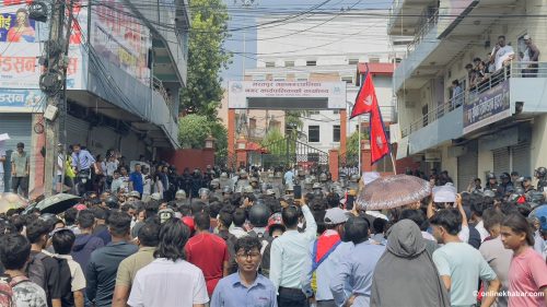 भरतपुर महानगरपालिका तोडफोडको प्रयास, प्रहरीद्वारा अश्रुग्यास प्रहार