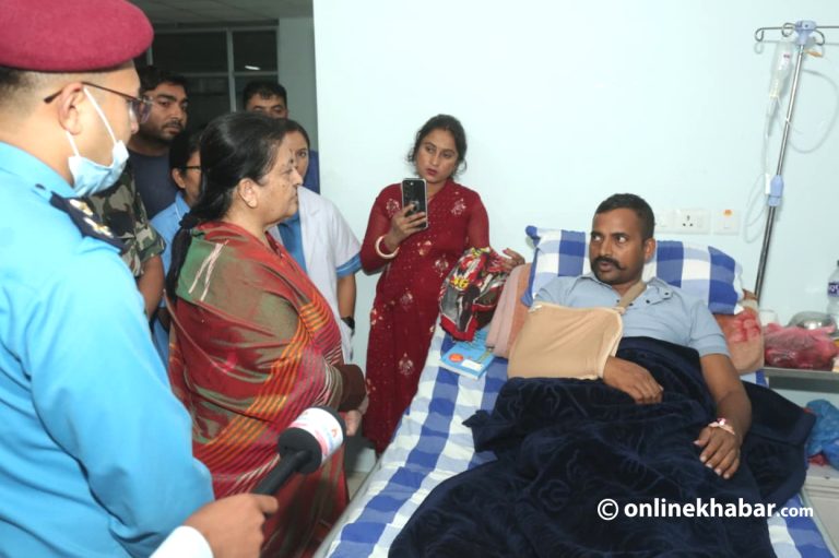 जेनजी प्रदर्शनका घाइतेको अवस्था बुझ्न अस्पतालमा विद्या भण्डारी (तस्वीरहरू)