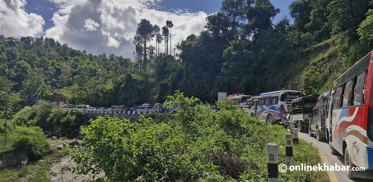 सवारी जामले बीपी राजमार्ग अस्तव्यस्त, घर हिँडेका यात्रु तनावमा