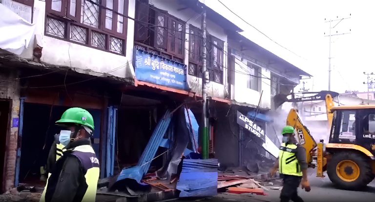 ललितपुरको न्हु: पोखरीको जग्गा मिचेर बनाइएका घर महानगरले भत्कायो