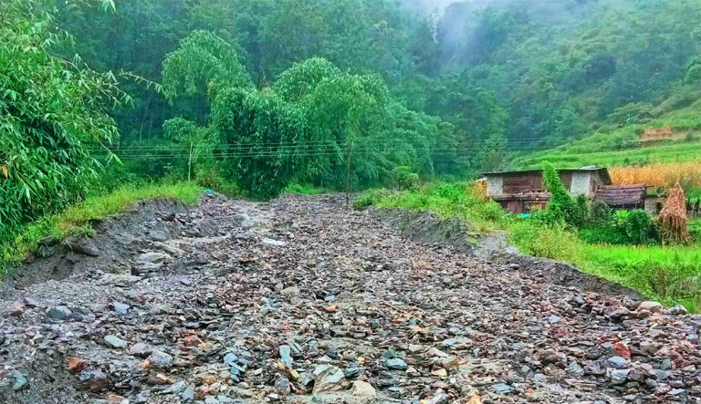 बाढीले मध्यपहाडी लोकमार्गको बुर्तिबाङ–पूर्वी रुकुम खण्ड अवरुद्ध