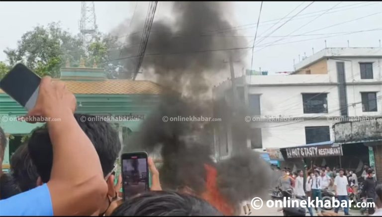 दमकको प्रदर्शनमा ३ जनालाई गोली लाग्यो, विएण्डसी अस्पताल पठाइयो