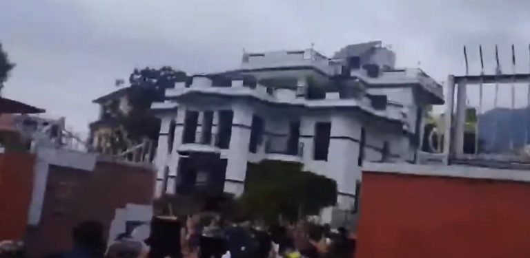 कांग्रेस सभापति देउवाको निवास तोडफोड, गेट फुटाएर भित्रै छिरे प्रदर्शनकारी