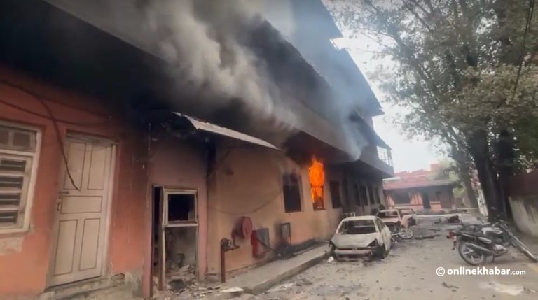 आज बिहानसम्म पनि जलिरहेछ सिंहदरबार क्षेत्र (तस्वीरहरु)