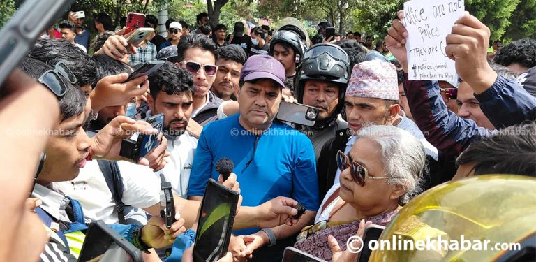 सरकारको दमनविरुद्ध पूर्वप्रधानन्यायाधीश सुशीला कार्की सडकमा