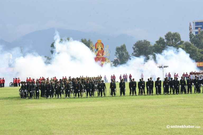 सैनिक मञ्चमा फूलपाती बढाइँ (तस्वीरहरू)