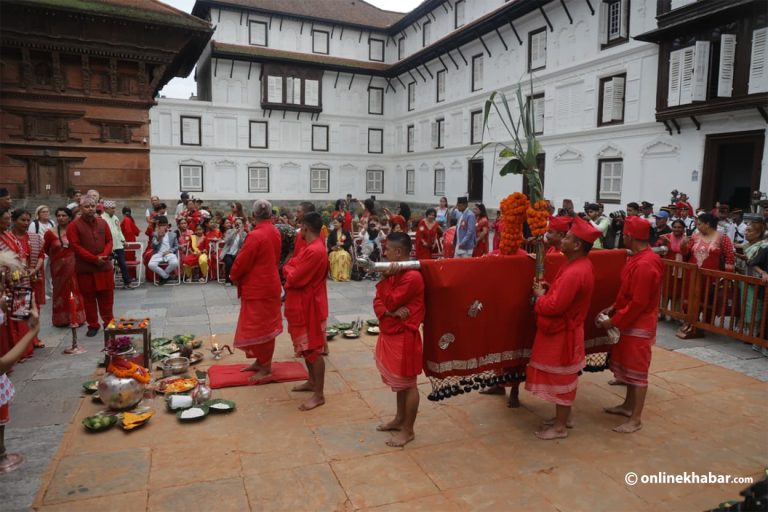 दसैंघरमा भित्र्याइयो फूलपाती (तस्वीरहरू)