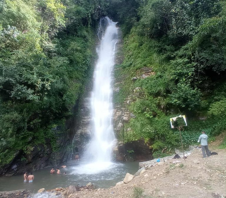 पर्यटकीय गन्तव्य बन्दै गाईखुरे झरना