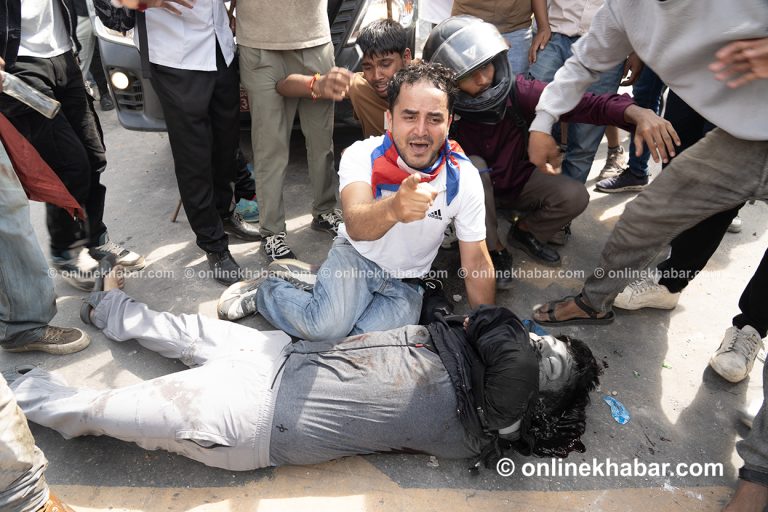 भाव विह्वल हुँदै साथीको शव सम्हाल्दै प्रदर्शनकारी (तस्वीरहरू)