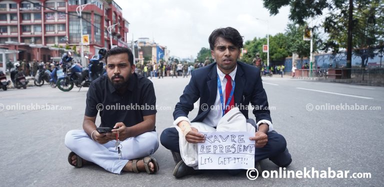 किन बीच सडकमै धर्ना बसे दुई युवा ?