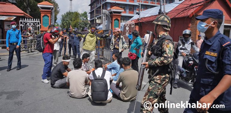 सिंहदरबार गेटमा जेनजी आन्दोलनका घाइतेहरूको धर्ना (तस्वीरहरू)