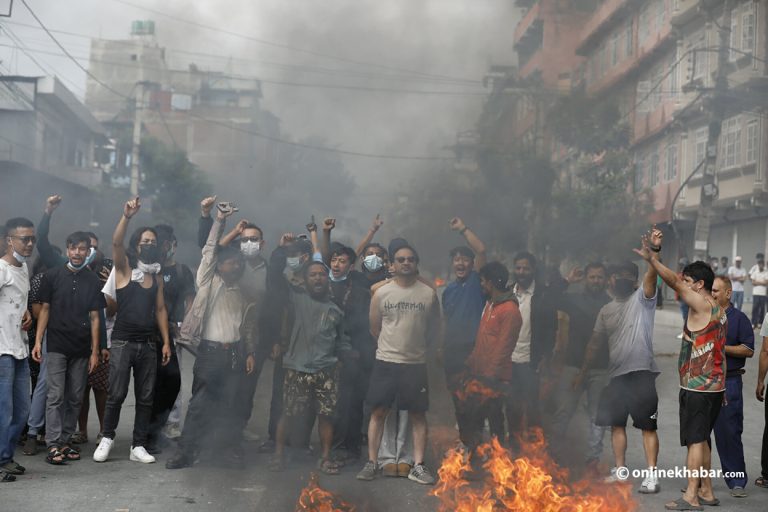 नैकापमा सशस्त्र प्रहरीको गाडीमा आगजनी